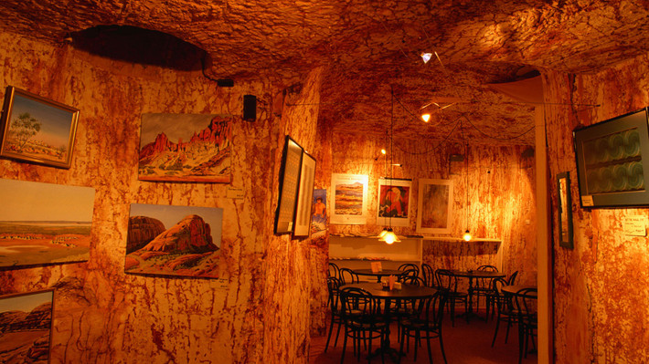 Coober Pedy (Australia) là thị trấn ngầm nằm dưới lòng đất, được biết đến với phong cảnh nhuốm màu đỏ của mặt trăng. Thị trấn đặc biệt này gồm nhiều ngôi nhà, nhà thờ, cửa hàng sách, bảo tàng và khoảng 1.000 người dân sinh sống. Ảnh: John W Banagan.