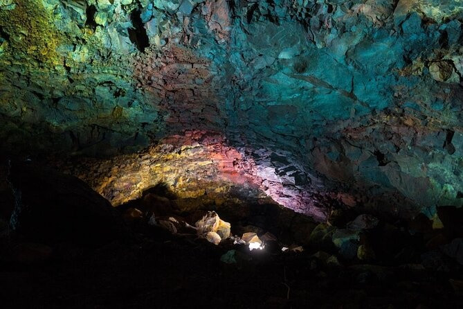 Núi lửa Thrihnukagigur (Iceland) là nơi nổi tiếng có nhiều núi lửa, đã ngủ yên từ 4.000 năm. Du khách sẽ được tận mắt chứng kiến sự biến đổi màu sắc huyền ảo trên các bức tường. Đặc biệt, Thrihnukagigur cũng là một trong số rất ít ngọn núi lửa không gây nguy hiểm cho những ai dám đến gần, đảm bảo an toàn cho du khách tham quan. Ảnh: Viator.