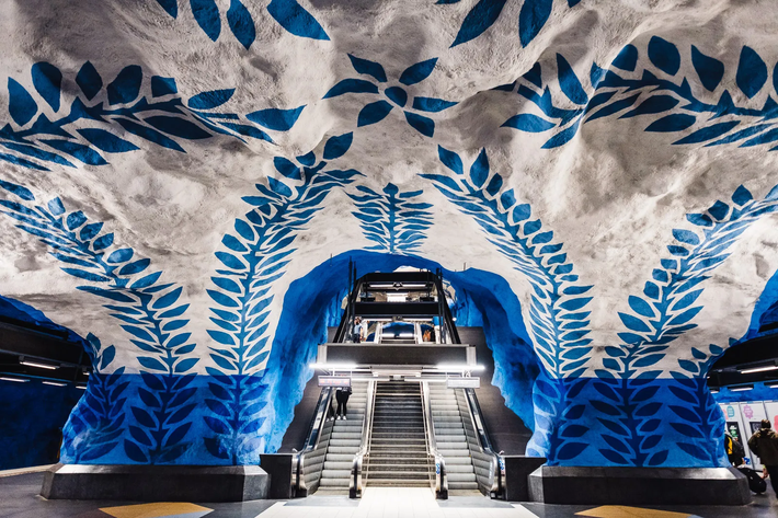 Tàu điện ngầm Stockholm (Thụy Điển) là một phòng trưng bày nghệ thuật ngầm thực thụ. Trên thực tế, đây là nơi có 90 phòng trưng bày với các tác phẩm điêu khắc, tranh ghép, tranh vẽ, các tác phẩm sắp đặt, chạm khắc, phù điêu của hơn 150 nghệ sĩ. Những bức tường lát gạch, những hang động khổng lồ sẽ khiến du khách phải mở rộng tầm mắt. Ảnh: walkslowrunwild.