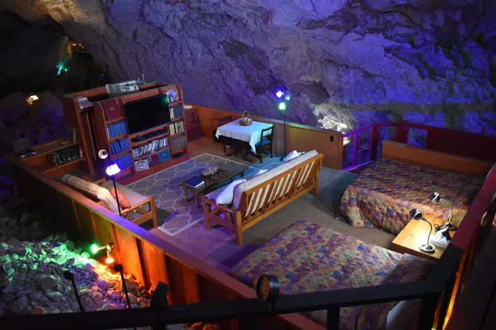 The Cave Suite, Arizona (Hoa Kỳ) là khách sạn tối nhất, sâu nhất, yên tĩnh và cổ kính nhất dưới lòng đất. Ngoài ra, khách sạn còn có một nhà bếp riêng với lò vi sóng, tủ lạnh, bồn rửa thậm chí cả máy nướng bánh mì riêng biệt. Đây sẽ là kỳ nghỉ dưỡng thú vị dành cho những du khách thích sự yên lặng và bí ẩn. Ảnh: GrandCanyonCavern.