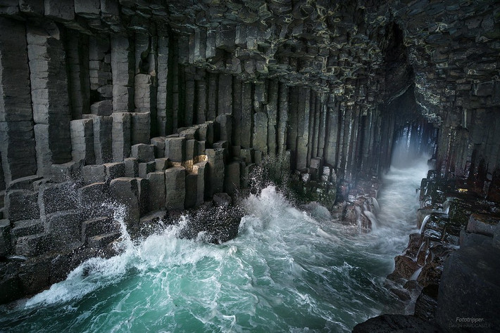 Hang Fingal (Scotland, Vương quốc Anh) nằm trên Staffa xa xôi ở Scotland. Fingal có biệt danh là hang động âm nhạc vì giai điệu mà hang mang lại được tạo ra bởi âm thanh của sóng ở trung tâm không gian. Với du khách yêu thích âm nhạc, hang Fingal sẽ là lựa chọn tuyệt vời để ghé đến. Ảnh: Flickr.