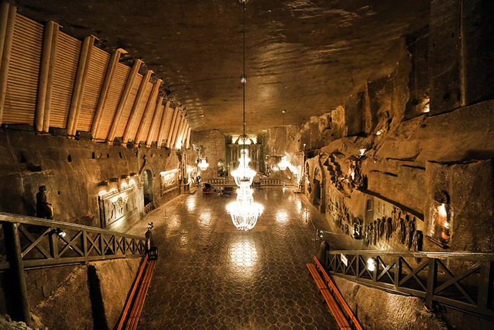 Mỏ muối Wieliczka (Ba Lan) đã hoạt động được gần 700 năm. Mỏ được xây dựng và kiến tạo như một ngôi làng dưới lòng đất. Du khách phải dành ít nhất 2 tiếng để tham quan và khám phá được tất cả thắng cảnh trong mỏ. Bên cạnh đó, các thánh lễ, triển lãm và hòa nhạc được tổ chức thường xuyên. Ảnh: Wiki Kraków.