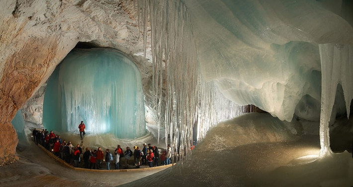 Hang băng Eisriesenwelt (Áo) là hang động băng lớn nhất thế giới. Mê cung đóng băng này gồm những cột băng, thác nước và những bức tường băng giá. Ngoài kích thước lớn, hang gây ấn tượng mạnh bởi kiến trúc băng tự nhiên với đủ hình dáng. Du khách có thể đến cửa hang bằng cáp treo hoặc đi bộ dọc theo con đường mòn. Ảnh: Road Affair.