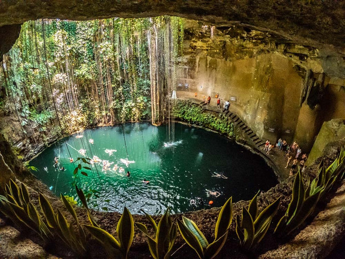 Hồ Ik-Kil (Mexico) được coi là nơi ở của những ngọn gió trên bán đảo Yucatan. Để tận hưởng làn nước trong vắt của hồ bơi tự nhiên này, du khách phải leo 26 m xuống một cầu thang dài. Hồ nước Ik-Kil từng là một địa điểm linh thiêng của người Maya, nơi con người được hiến tế cho thần mưa. Ảnh: Chichen Itza.