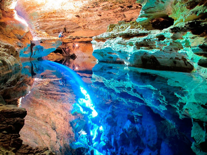 Hang động Poço Encantado (Brazil) được ví như là hồ thần tiên ở Brazil. Hang chỉ lộ vẻ đẹp lấp lánh nhất vào một thời điểm nhất định trong ngày. Bên cạnh đó, khi nhìn xuống hang, mặt trời tạo ra một ảo ảnh quang học hấp dẫn, khiến du khách không thể biết đâu là điểm kết thúc của đá và đâu là điểm bắt đầu của nước. Ảnh: Tripadvisor.
