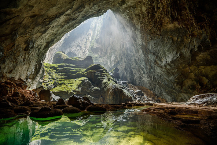 Hang Sơn Đoòng là hang động hùng vĩ nhất tại Việt Nam. Không gian rộng lớn, có thể chứa một tòa nhà chọc trời 40 tầng. Bên trong hang chứa nhiều thạch nhũ với kích thước khổng lồ. Ngoài ra, hang còn chứa cả rừng cây nguyên sinh đang phát triển ở trong lòng hang. Ảnh: Fionn Davenport.