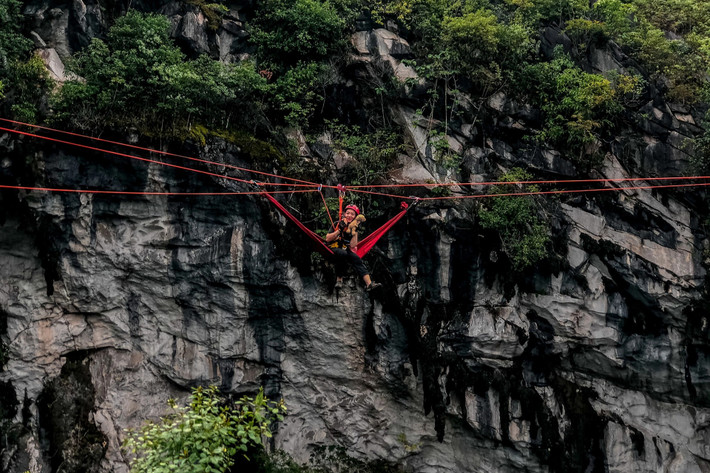 Lưu ý cho những du khách đến chinh phục hố sụt cần mang đủ đồ dùng bảo hộ, đi cùng những người có kinh nghiệm để đảm bảo an toàn cho bản thân. Sau hai năm được phát hiện, thời điểm hiện tại, địa danh này vẫn chưa được khai thác du lịch an toàn. Du khách muốn thử thách bản thân chỉ có thể đi theo đường mòn mà người dân hay đi để lấy cỏ cho bò, hoặc đu dây để xuống.