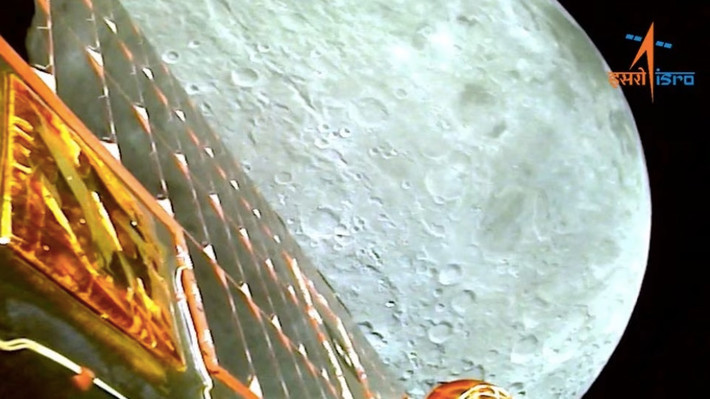 Màn hạ cánh lịch sử của tàu vũ trụ Chandrayaan-3 đã đưa Ấn Độ trở thành quốc gia thứ 4 hạ cánh thành công tàu vũ trụ lên Mặt Trăng - sau Mỹ, Trung Quốc và Nga. Sau khoảnh khắc lịch sử này, Cơ quan vũ trụ Nga Roscosmos đã gửi lời chúc mừng thành công của Ấn Độ. Ảnh: Reuters.