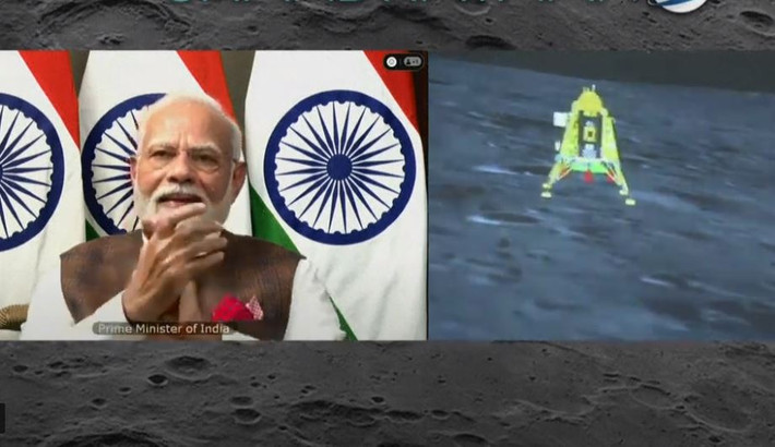 Theo hãng tin Reuters (Anh), Thủ tướng Ấn Độ Narendra Modi - người đang tham dự Hội nghị thượng đỉnh BRICS tại Nam Phi, đã theo dõi sự kiện này trực tuyến. Vẫy lá quốc kỳ khi chứng kiến màn hạ cánh lịch sử của tàu Chandrayaan-3, ông vui mừng chia sẻ với toàn thế giới: “Khoảnh khắc này thật khó quên. Thật phi thường. Đây là tiếng reo hò chiến thắng của một Ấn Độ mới!”. Ảnh: Reuters.