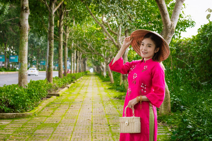 Bức hình chụp trên vỉa hè làm chị thích thú với hàng cây to lớn, trải dài cả cây số tại đường Đam San, thành phố Buôn Ma Thuột (ảnh: Đại Đậu).