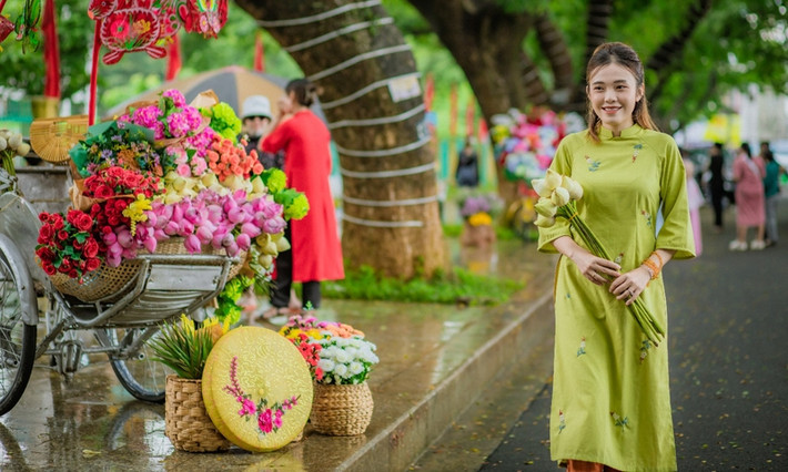 Chị Huynh Nym chia sẻ lúc ở Mỹ chị lướt Facebook trên các diễn đàn thấy người dân chia sẻ hình ảnh về 2 con đường đẹp nhất Buôn Ma Thuột với hàng cây xanh rợp bóng, chị rất mê cây mà thành phố Chicago lại ít cây xanh như ở Tây Nguyên. Vì thế, vừa trở về với gia đình tại Thành phố Buôn Ma Thuột sau chuyến bay đường dài từ Chicago, Mỹ. Về đúng ngày sinh nhật nên chị Huynh Nym đã chủ động gọi cho bạn đi “check in” tại đường Phan Đình Giót và đường Đam San thành phố Buôn Ma Thuột để ghi lại kỷ niệm ở Việt Nam trên 2 con đường này.