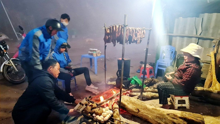 Tà Xùa được mệnh danh là “thiên đường mây”. Nơi đây, bốn mùa bồng bềnh mây trắng cuộn trôi dưới ánh nắng bình minh. Những ngọn núi như “sống lưng khủng long” uốn lượn, bên dưới là những thửa ruộng bậc thang, những bản làng, thung lũng đẹp mê hồn… Tà Xùa là điểm check-in vô cùng thú vị với giới trẻ và du khách phương xa. Đêm ở Tà Xùa các hàng quán phục vụ khách đến khuya. Bạn nên thưởng thức các món cơm lam, thịt lợn, thịt trâu gác bếp, cá nướng, gà nướng, ngô nếp nướng… đặc trưng.