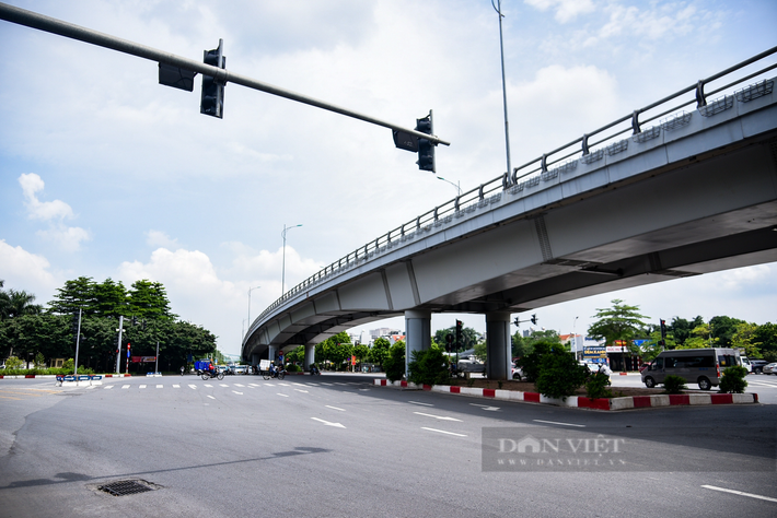Sau khi hầm thông xe, nút giao Cổ Linh - đường dẫn cầu Vĩnh Tuy sẽ là nút giao có 3 tầng đường, gồm cầu vượt, đường ở nút giao hiện hữu và hầm chui.