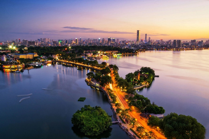 Hà Nội, Việt Nam: Hà Nội là thủ đô sôi động của Việt Nam và một trong những đô thị đang phát triển nhanh chóng ở Đông Nam Á. Thành phố là nơi du khách nước ngoài có thể hòa mình vào đời sống của người dân địa phương và tìm hiểu về văn hóa, lịch sử của đất nước. Ngoài ra, từ Hà Nội, du khách có thể dễ dàng di chuyển tới các điểm đến hấp dẫn khác gần đó như Tam Đảo, vịnh Hạ Long, Cát Bà... Ảnh: Meogiaphoto.