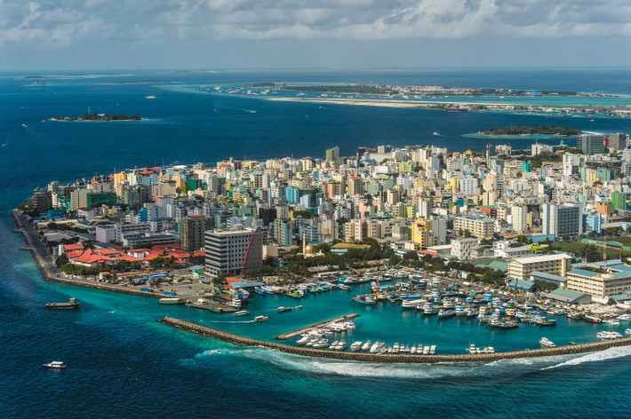 Maldives: "Ốc đảo nhiệt đới", "thiên đường nghỉ dưỡng" là những biệt danh mỹ miều mà nhiều người nói về Maldives. Được mẹ thiên nhiên ban tặng cảnh sắc tuyệt đẹp và chính sách phát triển tập trung du lịch, đây là một trong những điểm đến hàng đầu ở châu Á. Sức quyến rũ của Maldives đến từ những rạn san hô ngoạn mục có màu sắc thay đổi theo làn nước Ấn Độ Dương, những khu nghỉ dưỡng biệt lập, con người thân thiện... Ảnh: Maximchumash/123RF.