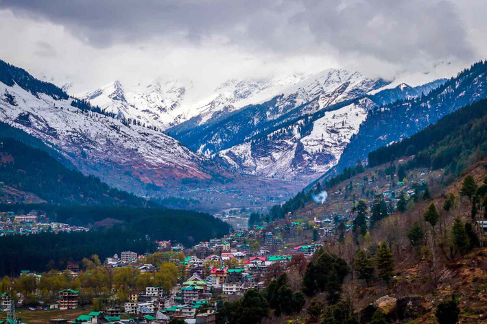 Manali, Ấn Độ: Với những thung lũng ngoạn mục, núi phủ tuyết và các khu rừng sồi và thông tươi tốt, Manali là một điểm đến lãng mạn ở bang Himachal Pradesh, Ấn Độ. Địa danh nổi tiếng nhất ở đây là ngôi đền Hadimba Devi tuyệt đẹp nằm giữa khu rừng thanh bình. Ngoài ra, du khách cũng có thể trải nghiệm nhiều hoạt động ở Manali như đi bộ đường dài, trượt tuyết, dù lượn, cưỡi ngựa và zorbing. Ảnh: Rajatk.
