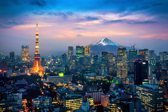Tokyo, Nhật Bản: Tokyo là một đô thị sống động, có sự pha trộn độc đáo giữa nét cổ kính và hiện đại. Du khách đến đây dễ dàng bắt gặp những ngôi đền cổ ẩn mình cạnh các công trình kiến trúc hiện đại. Tokyo đón hơn 14 triệu người nước ngoài đến thăm mỗi năm và luôn là một điểm đến du lịch tốt trong nhiều thập kỷ. Rất nhiều điều quyến rũ du khách đến đây như hoa anh đào, sushi, tháp Tokyo, núi Phú Sĩ... Ảnh: Tawatchaiprakobkit/iStock.