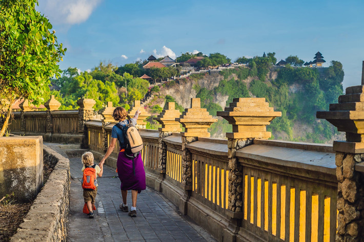 Bali, Indonesia: Với những ngọn núi lửa cao chót vót, bờ biển đầy cát, tán cây xanh thẳm và làn nước màu ngọc lam, Bali được mô tả là thiên đường nhiệt đới. Hòn đảo của Indonesia cũng được biết đến có nền văn hóa độc đáo với nhiều ngôi đền cổ như đền Uluwatu, đền Tirta Empul, đền Tanah Lot. Ảnh: Galitskaya/iStock.