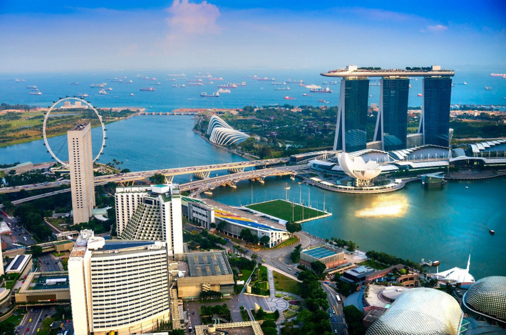 Singapore: Đảo quốc sư tử là một trong những điểm đến du lịch phổ biến nhất khu vực. Singapore nổi tiếng với những tòa nhà chọc trời và lối sống hiện đại. Đây cũng là nơi giao thoa văn hóa bởi dân số đa dạng, pha trộn ảnh hưởng giữa người Hoa, Mã Lai và Ấn Độ. Các điểm tham quan hàng đầu với du khách bao gồm Marina Bay Sands, Gardens by the Bay, Vườn bách thảo Singapore, Universal Studios... Ảnh: Masterlu/Depositphotos.