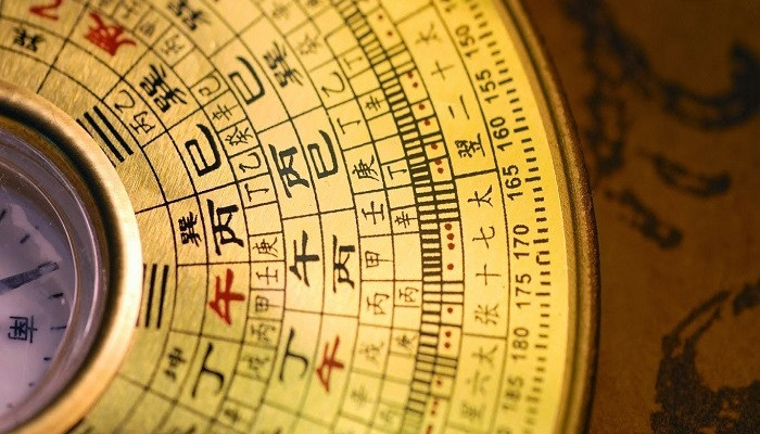 Theo quan niệm tử vi trong dân gian thì trong cuộc đời, mỗi người sẽ gặp nhiều cái hạn khác nhau. Trong đó, hạn Tam Tai xảy ra trong 3 năm liên tiếp đối với mỗi tuổi và thường phải tính theo tuổi âm lịch của mỗi người. Cứ 12 năm thì có 3 năm liên tiếp gặp hạn. Vào những năm hạn, cuộc sống có thể không được suôn sẻ như ý muốn.