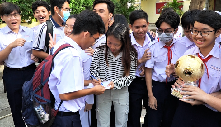 Huỳnh Như xúc động khi vừa bước vào sân trường, các học sinh đã nhận ra ngay và liên tục reo hò, vây quanh xin chữ ký, chụp ảnh. Các bạn học sinh lớp 7 vây quanh Huỳnh Như xin chữ ký và chụp ảnh lưu niệm.