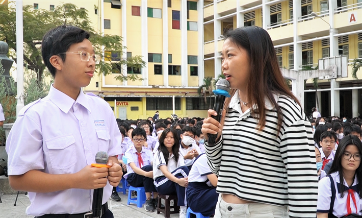 Tại buổi giao lưu, một nam sinh đặt câu hỏi với Huỳnh Như: “Trong đá bóng sẽ có trận thắng và thua, điều này là tất yếu. Vậy sau những trận thua, động lực nào giúp chị vượt qua”?. “Trong bóng đá tất nhiên sẽ có thắng, có thua. Chị luôn quan niệm “thắng không kiêu, bại không nản”. Do đó, sau mỗi trận thua chị luôn động viên bản thân rằng “Thất bại là mẹ thành công” và chị luôn tin rằng sau thất bại ấy thành công sẽ đến với chị” - Huỳnh Như trả lời.