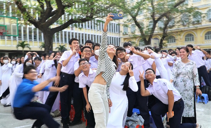 Vui mừng khi gặp gỡ nữ tiền đạo số một Việt Nam. Trong dịp trở về trường cũ, Huỳnh Như đã có buổi chia sẻ thân mật với các bạn học sinh về quá trình cô đến với bóng đá để trở thành cầu thủ chuyên nghiệp và truyền cảm hứng cho các bạn theo đuổi ước mơ.