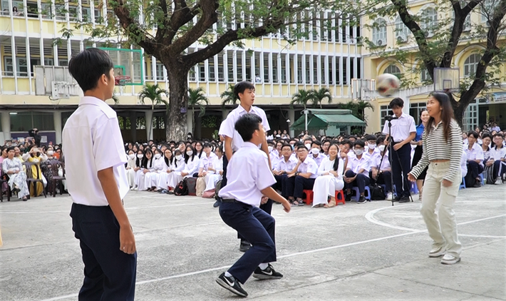Huỳnh Như cùng các học sinh trong CLB Bóng đá của trường trình diễn tiết mục tâng bóng.