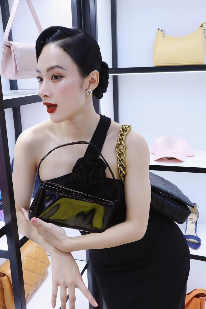 Nữ diễn viên Mùi ngò gai trả lại hình ảnh mà khán giả đã từng quen - một Angela Phương Trinh ngọt ngào, mảnh mai. Nhiều khán giả ưu ái khen cô xinh như thiên thần.