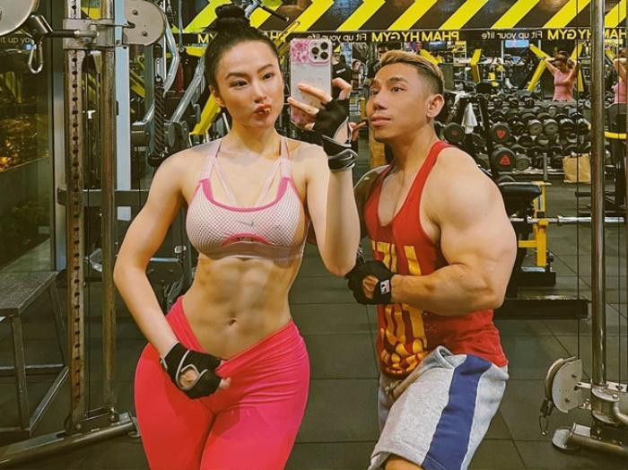 Angela Phương Trinh là một cái tên quen thuộc với nhiều khán giả. Có thể nói, mỗi khi xuất hiện tại các sự kiện cô nàng luôn là tâm điểm của giới truyền thông. Thời gian trước, mỹ nhân 9X từng khiến các khán giả ngỡ ngàng khi khoe cơ bắp cuồn cuộn. Cô chăm chỉ tập gym cùng người anh thân thiết - huấn luyện viên Phạm Văn Mách.