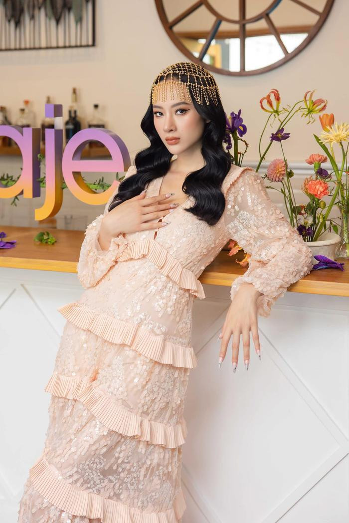Hiện tại, nữ diễn viên vừa hoạt động nghệ thuật chăm chỉ vừa kinh doanh để có thu nhập giúp đỡ những người kém may mắn. Cô kín tiếng về chuyện tình cảm và cho biết vẫn chưa nghĩ đến hôn nhân.