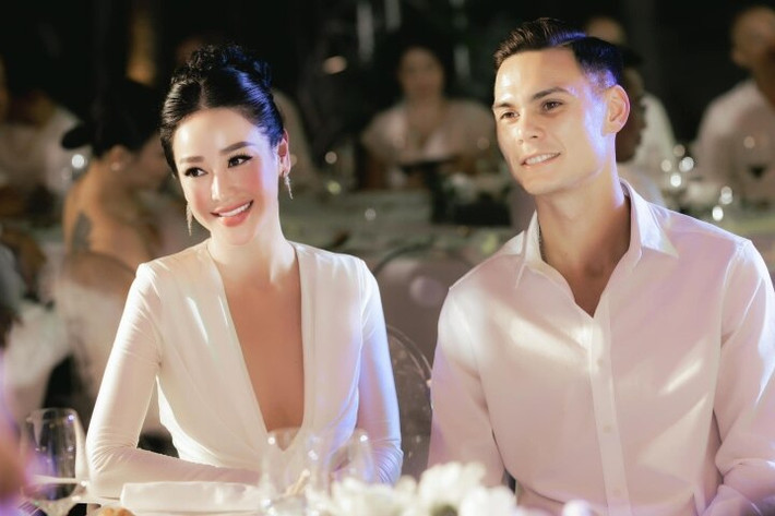 Adriano Schmidt khá tín tiếng về đời tư. Chỉ đến khi Helen Thanh Thảo đăng hình ảnh hai người tham dự đám cưới của bạn thân, người hâm mộ mới biết chính xác về mối quan hệ của họ.