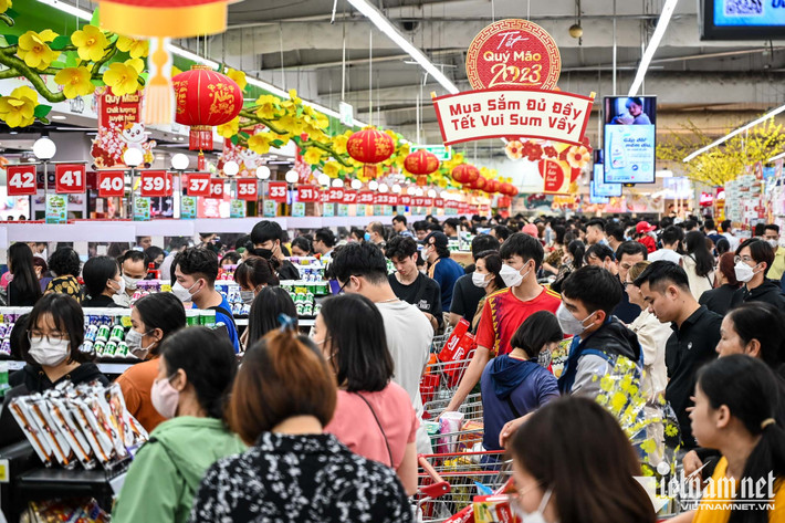 Chiều 14/1, thứ 7 cuối cùng trước kỳ nghỉ Tết Nguyên đán, người dân tràn về các trung tâm thương mại, siêu thị ở Hà Nội mua sắm hàng hóa. Hình ảnh tại khu vực quầy thanh toán của BigC Thăng Long.