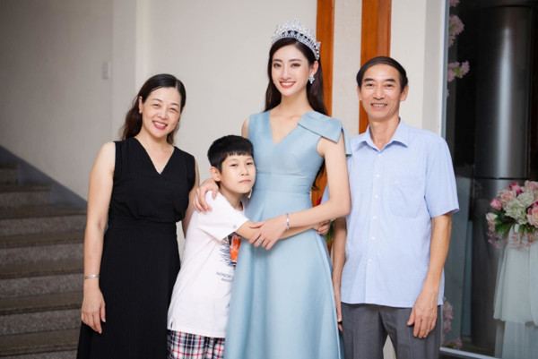 Với Lương Thùy Linh, gia đình chính là điểm tựa chắc chắn cho sự phát triển hoàn thiện bản thân của cô.