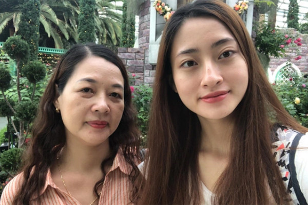Nói về mẹ của mình, Hoa hậu Lương Thùy Linh viết: "Cảm ơn mẹ đã cho con một cuộc sống đủ đầy. Cảm ơn mẹ đã luôn khó tính, nghiêm khắc vô cùng nhưng lại yêu thương vô tận. Càng lớn con mới nhận ra rằng chính những lần mẹ nói “không” lại là 1 lần mẹ dạy con về tính tự lập, rắn rỏi và bản lĩnh. Cảm ơn mẹ đã luôn bao dung cho những lỗi lầm của con và dạy con điều tương tự với mọi người. Cảm ơn mẹ vì tất cả. Dù nhiều lần 2 bên hừng hực lửa luôn nhưng bằng một cách nào đó vẫn tối tối gọi nói đủ chuyện trên đời với nhau”.