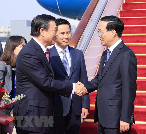 Sáng 17/10/2023, Chủ tịch nước Võ Văn Thưởng dẫn đầu Đoàn Đại biểu Cấp cao Việt Nam đến Thủ đô Bắc Kinh, Trung Quốc, bắt đầu tham dự Diễn đàn Cấp cao Hợp tác Quốc tế "Vành đai và Con đường" lần thứ ba. (Ảnh: Thống Nhất/TTXVN)