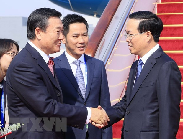 Bộ trưởng Bộ Nhà ở và Xây dựng Đô thị, Nông thôn Trung Quốc Nghê Hồng đón Chủ tịch nước Võ Văn Thưởng tại Sân bay Bắc Kinh. (Ảnh: Thống Nhất/TTXVN)
