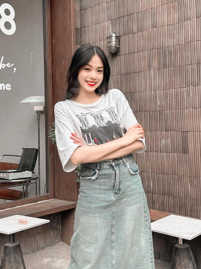 ombo áo phông rộng và chân váy jeans dài giấu tiệt mọi đường cong của người đẹp Gen Z.
