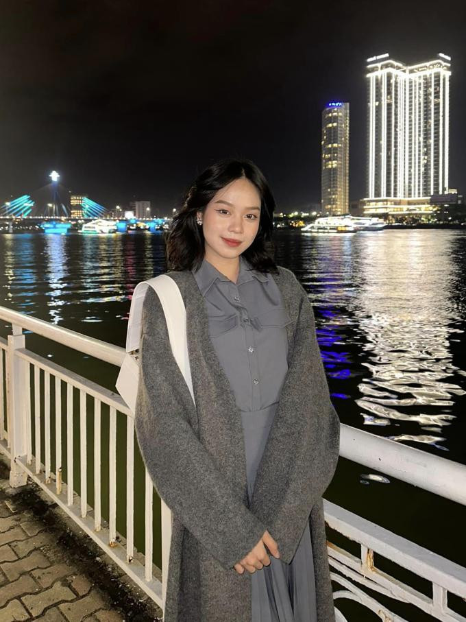 hi trời lạnh hơn, cô kết hợp cùng cardigan len dáng dài màu lông chuột và nâng tầm cho set đồ bằng chiếc túi Jaquemus trắng 15 triệu đồng.