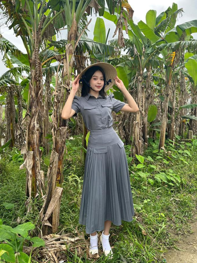 ề quê dịp Tết, Thanh Thủy mặc set váy xếp ly như quý cô công sở.