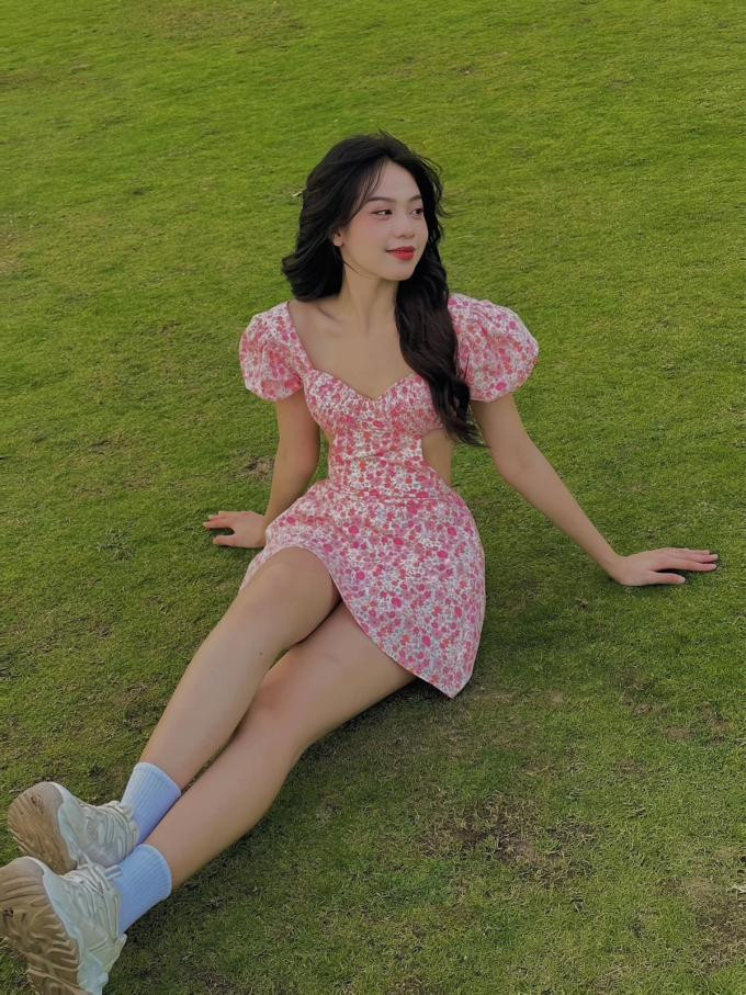 uy nhiên mới đây, hình ảnh Thanh Thủy mặc váy hoa nhí khoét eo khiến khá nhiều người bất ngờ.