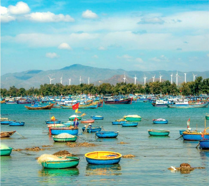 Biển ở Tuy Phong, Bình Thuận còn rất hoang sơ. Đây là bãi biển xã Bình Thạnh, liền kề di tích chùa Cổ Thạch.