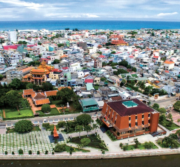 Bảo tàng Hồ Chí Minh chi nhánh Bình Thuận khánh thành ngày 19/5/1986 nhân kỷ niệm 96 năm ngày sinh Chủ tịch Hồ Chí Minh. Bảo tàng tọa lạc tại thị xã Phan Thiết, bên dòng sông Cà Ty - là một tổng thể các công trình lịch sử, văn hóa gồm: Khu di tích Trường Dục Thanh, nơi Chủ tịch Hồ Chí Minh đã dạy học từ tháng 9/1910 đến tháng 2/1911; nhà bảo tàng về Chủ tịch Hồ Chí Minh và tượng đài về Người. Khu di tích Dục Thanh được công nhận là Di tích Lịch sử văn hóa theo quyết định số 235 QĐ/BT ngày 12/ 4/1986.