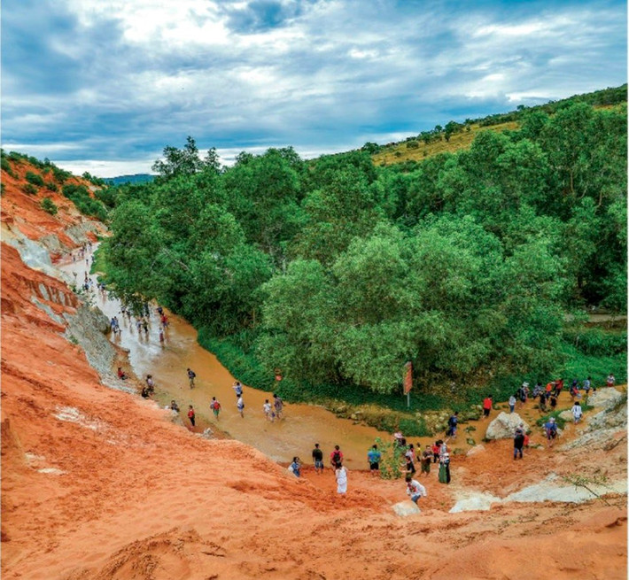 Suối Tiên còn có tên gọi khác là Suối Hồng - con suối đặc biệt nằm tại Mũi Né (Phan Thiết, tỉnh Bình Thuận). Con suối bắt nguồn từ làng Dừa (xã Thiện Nghiệp) chảy qua phường Hàm Tiến, sau đó đổ ra biển với tổng chiều dài khoảng 1,8 km. Khi đến đây, du khách sẽ không khỏi ngỡ ngàng vì con suối chỉ là một khe nước chảy khuất sau những đồi cát đỏ, cát vàng vốn là “đặc sản” của du lịch Mũi Né.