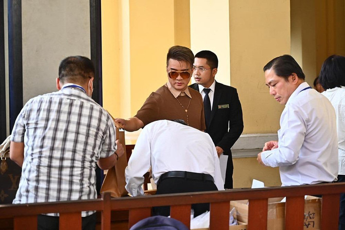 a sĩ Đàm Vĩnh Hưng đòi bồi thường về vật chất hơn 43 tỷ đồng. Ca sĩ Vy Oanh không đòi bồi thường, chỉ yêu cầu bà Phương Hằng cùng đồng phạm xin lỗi.