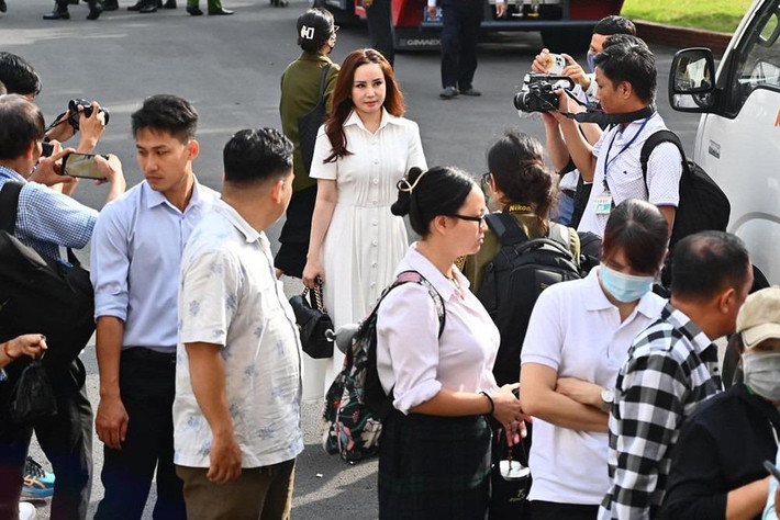 ương tự, trong 9 lần livestream từ tháng 5 đến tháng 8/2021, bà Nguyễn Phương Hằng đã phát ngôn xúc phạm uy tín, danh dự cá nhân Vy Oanh, cũng như công khai những thông tin bí mật cá nhân, gia đình và đời sống riêng của nữ ca sĩ. Vy Oanh sau đó viết đơn gửi Cơ quan CSĐT Công an TP.HCM tố cáo bà Phương Hằng về hành vi sử dụng mạng máy tính, mạng viễn thông để vu khống và làm nhục người khác. Đến ngày 24/3/2022, Công an TP.HCM đã khởi tố, bắt tạm giam bà Nguyễn Phương Hằng về tội lợi dụng các quyền tự do dân chủ xâm phạm lợi ích của Nhà nước, quyền, lợi ích hợp pháp của tổ chức, cá nhân. Quá trình điều tra, bà Phương Hằng khai lý do xúc phạm Vy Oanh vì nữ ca sĩ đã bình luận trên trang cá nhân xỉa xói việc bà ủng hộ đất để làm từ thiện chống dịch Covid-19.