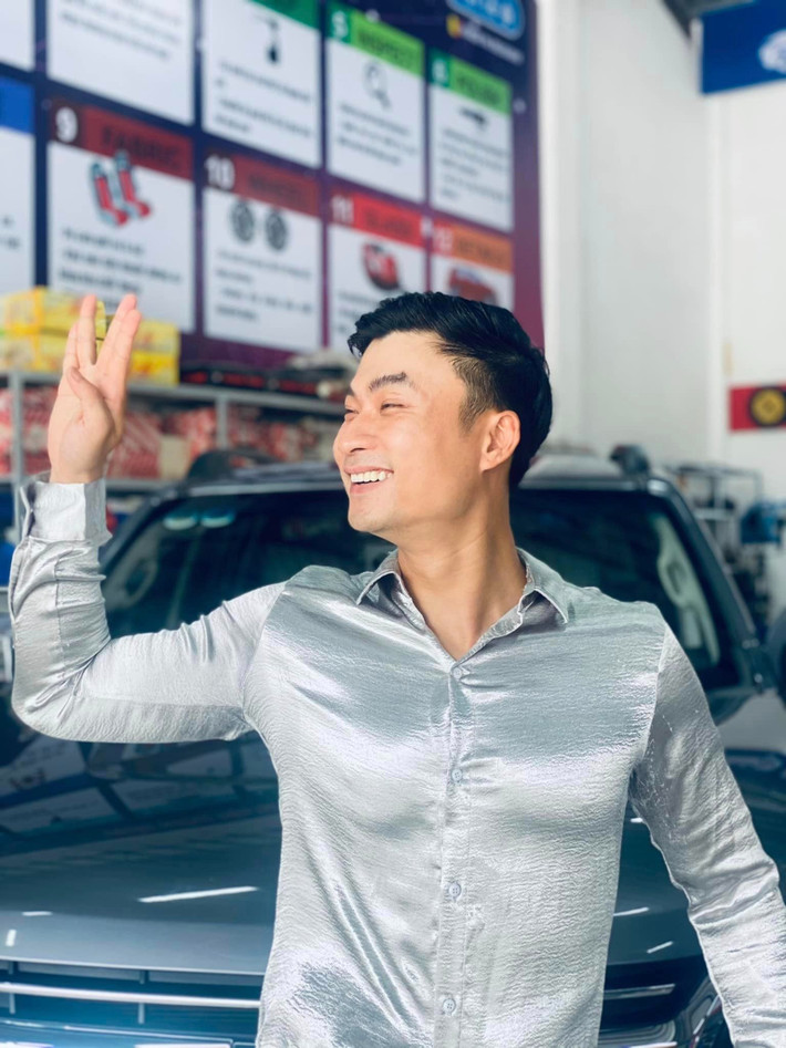 Khán giả quan tâm đến Duy Hưng nhiều hơn khi anh tạm rời xa hình tượng xã hội đen, hổ báo. Nam diễn viên xuất thân từ Nhà hát Kịch Hà Nội có vai chính đầu trong Mùa hoa tìm lại đóng cặp cùng Thanh Hương. Tuy nhiên, phải đến vai Trung “trâu” phim Ga-ra hạnh phúc, tên tuổi của Duy Hưng mới phủ sóng mạng xã hội.