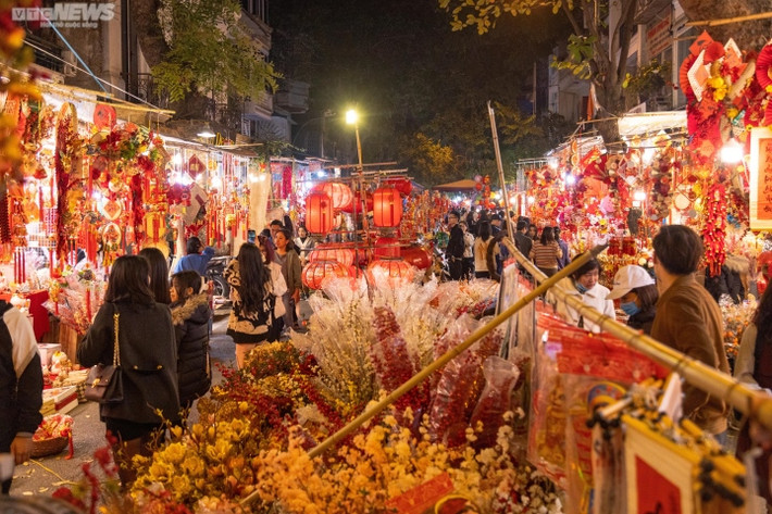 Chỉ còn hơn hai tuần nữa là đến Tết Nguyên đán Quý Mão, phố Hàng Mã đã ngập tràn trong sắc đỏ của mọi món đồ trang trí như đèn lồng, phong bao lì xì, hoa…cùng với dòng người nô nức đi mua sắm, tham quan không ngớt đến khuya.