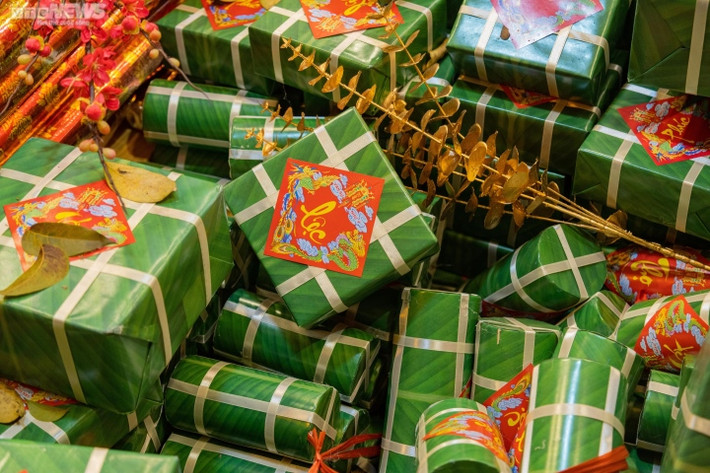 Nhiều mặt hàng trang trí truyền thống như bánh chưng, giò…cũng rất hút khách.