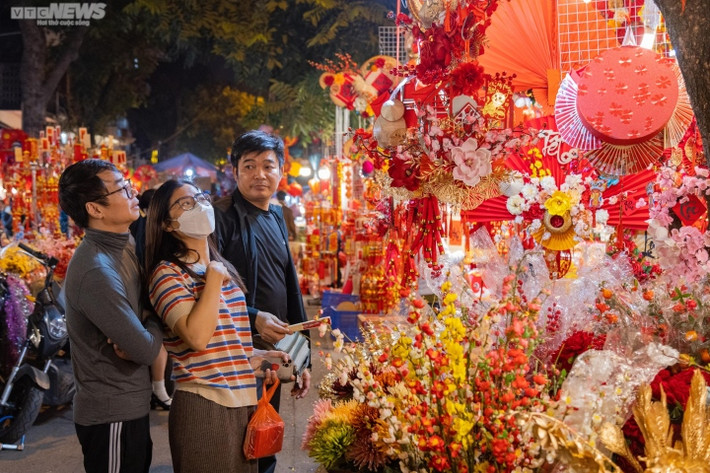 Gia đình chị Kim Anh (Cầu Giấy, Hà Nội) cho biết: "Hàng năm, gia đình tôi thường về quê đón Tết nhưng chúng tôi vẫn đến đây để mua đồ trang trí cho ngôi nhà ở Hà Nội, để luôn có không khí Tết. Tôi thấy năm nay nhiều mặt hàng đa dạng, phong phú hơn nhưng giá cũng có phần nhỉnh hơn so với năm trước".